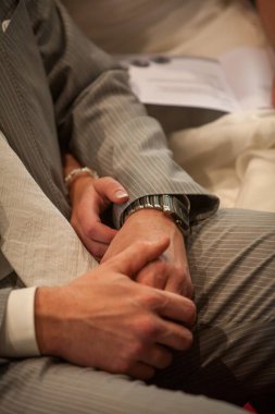 Resmi olay sırasında çekilen şefkatli an, şefkatli bir jestle el ele tutuşurken görüntülenir.