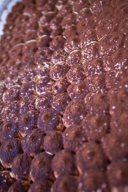 Yakın çekim görüntülerinde taze pişmiş ekmek ruloları sergileniyor. Un tozuyla kaplanmış, sıcak tonlarda kırsal bir titreşim yayıyor.