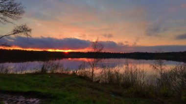 Huzurlu göl batımını, yansımasını ve hayranlık uyandıran bulutları yaşamak gerçekten büyüleyici.