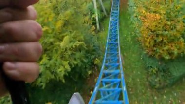 Heyecan dolu bir lunapark treninin heyecanını yaşayın. Titrek sonbahar yaprakları arasında verimli bir sonbahar ortamı.