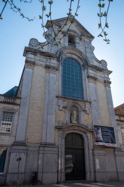 Yalancı, Antwerp, Belçika, 16 Mayıs 2024, Orta Çağ, Klasik ve Bizans mimarisinin elementlerini harmanlayan, ön tarafında İsa 'nın önemli bir heykeli bulunan büyük bir bina.