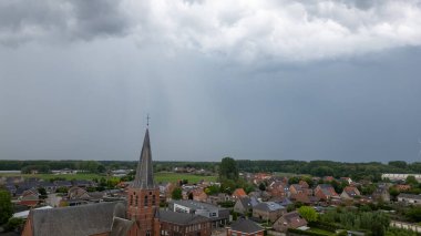 Sint Jozef, Rijkevorsel, Antwerp, Belçika, 25 Mayıs 2024, Rijkevorsel, Antwerp, Belçika 'daki Sint Jozef Kilisesi' ni çarpıcı bir gök kubbe zeminine karşı görüntülüyor. Şey...