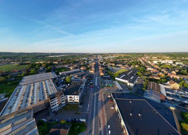 Bergensesteenweg, Sint-Pieters-Leeuw, Brüksel, Belçika, 18 Mayıs 2024 'te, bu hava fotoğrafı Bergensesteenweg' i Sint-Pieters-Leeuw, Brüksel 'de çeker. Görüntü yoğun bir yol gösteriyor
