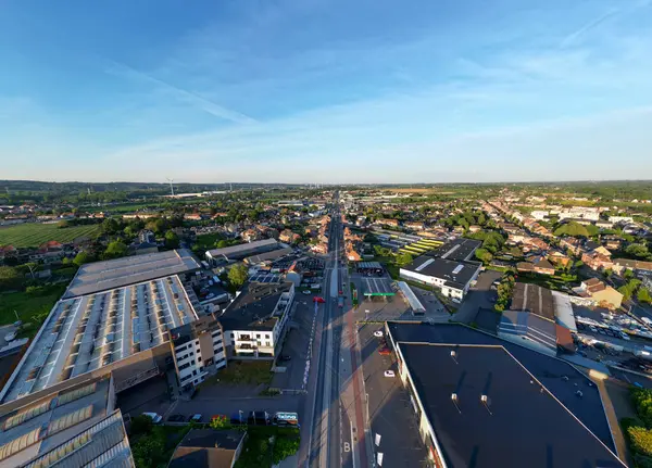 Bergensesteenweg, Sint-Pieters-Leeuw, Brüksel, Belçika, 18 Mayıs 2024 'te, bu hava fotoğrafı Bergensesteenweg' i Sint-Pieters-Leeuw, Brüksel 'de çeker. Görüntü yoğun bir yol gösteriyor