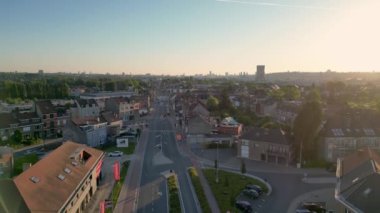 Bergensesteenweg, Sint-Pieters-Leeuw, Brüksel, Belçika, 18 Mayıs 2024, günbatımında havadan şehir manzarası, kentsel gelişim ve manzara güzelliği, modern, huzurlu bir kasabayı temsil ediyor.