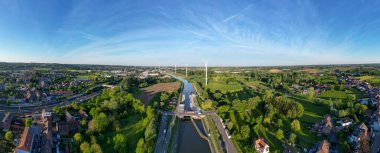 Sluis van Lot, kanaal β sel, Charleroi, Lot, Beersel, 18 Mayıs 2024, bu panoramik hava fotoğrafı, Brüksel-Charleroi Kanalı 'na kilitlenmiş olan Sluis van Lot' un geniş görüşünü yakalıyor.