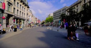 Meir, Antwerp, Belçika, 28 Haziran 2022, Avrupa 'nın hareketli bir caddesinde yürüyen ve bisiklet süren insanların yer aldığı hareketli şehir manzarası..