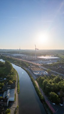 Sluis van Lot, kanaal β sel, Charleroi, Lot, Beersel, 18 Mayıs 2024, Bu dikey hava fotoğrafı Sluis van Lot 'u çekiyor, Brüksel-Charleroi Kanalı' nda bir kilit, Lot, Beersel