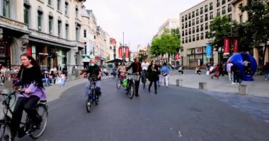 Meir, Antwerp, Belçika, 28 Haziran 2022, hareketli bir Avrupa şehir merkezinde bisikletçiler ve yayalar ile şehir hayatı.