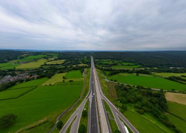 E42, A27 otoyolu Liege Trier, Stavelot, Liege, Belçika, 30 Haziran 2024 yeşil tarım arazisi ve dalgalı tepelerden geçen bir otobanın havadan manzarasının keyfini çıkarın.