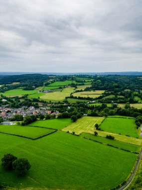 Stavelot, Liege, Belçika, 30 Haziran 2024, yemyeşil tarlaların ve köyün insansız hava aracı görüntüleri kırsal alanların güzelliğini gözler önüne seriyor..