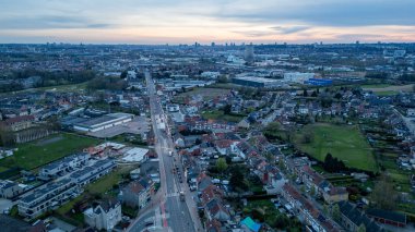 Bergensesteenweg, Sint-Pieters-Leeuw, Brüksel, Belçika, 26 Mart 2024, Havadan çekilen fotoğraf, şehir ve yerleşim alanlarını vurguluyor.