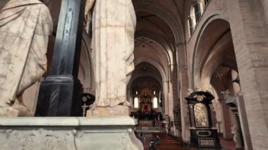 Trier, Rijnland-Palts, Almanya, 23 Mart 2024, büyük heykeller ve klasik kemerlerin yer aldığı tarihi Avrupa katedralinin güzel iç manzarası.