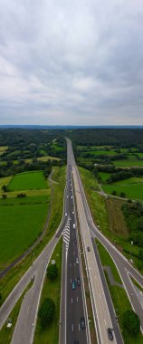 E42, A27 otoyolu Liege Trier, Stavelot, Liege, Belçika, 30 Haziran 2024, bulutlu bir gökyüzü altında yemyeşil alanlar boyunca uzanan otoban seyahat ve doğa temaları için mükemmel..
