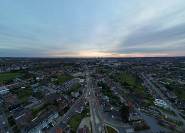 Bergensesteenweg, Sint-Pieters-Leeuw, Brüksel, Belçika, 26 Mart 2024, günbatımında yayılan kentsel manzaranın bulutlu bir görüntüsü, konut ve yeşil alanları gösteriyor..