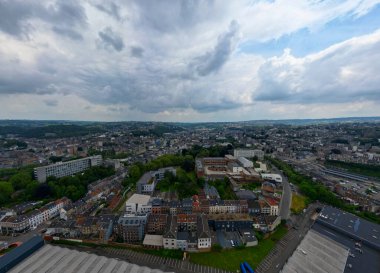 Verviers, Liege, Belçika, 30 Haziran 2024 şehir manzarası yoğun binalar ve bulutlu gökyüzü ile çarpıcı bir manzara yaratıyor.