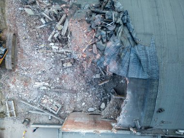 Yıkım alanının hava perspektifi geniş moloz ve parçalanmış yapı malzemelerini etkili bir şekilde sergiliyor.