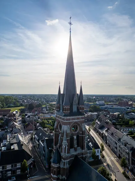 Arendonk, Antwerp, Belçika, 6 Ağustos 2024, Saint Job Kilisesi, görkemli kilise kulesi, muhteşem bir kuleye sahip, güzel bir şekilde şehrin üzerinde güneş ışığı altında yakalandı.