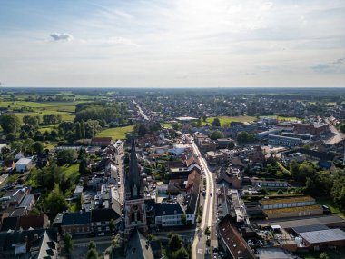 Arendonk, Antwerp, Belçika, 6 Ağustos 2024, göz kamaştırıcı bir hava yakalama gösterisi, yemyeşil alanlar ve güzel mavi gökyüzüyle çevrili küçük bir kasaba.