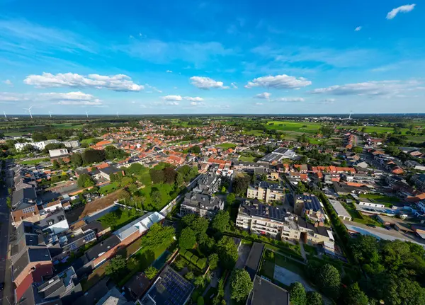 Arendonk, Antwerp, Belçika, 6 Ağustos 2024, nefes kesen bir hava manzarası canlı, bereketli tarlaların yanında güzel bir banliyöyün zarif bir perspektifini sergiliyor.