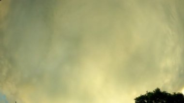 Yumuşak, sisli bir gökyüzünün huzurlu ve huzurlu görüntüsü. Hafif ışıkla birlikte karmaşık bulut desenleri sergiliyor.