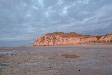 Güneş batarken çekilen güzel sahil kayalıkları doğal güzelliği ve dingin atmosferi vurguluyor..