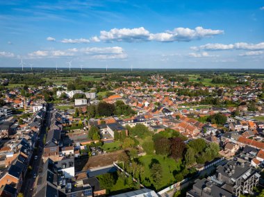 Arendonk, Antwerp, Belçika, 6 Ağustos 2024 bu çarpıcı hava manzarası yemyeşil tarlalarla çevrili güzel bir Hollanda köyünü sergiliyor.