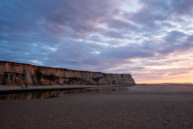 Uçurum manzarası gün batımında baş döndürücüdür. Sahil boyunca uzanan güzelliği yansıtır. Huzurlu bir ortamda.