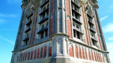 Enghien, Hainaut, Belçika, 6 Ağustos 2024, Saint Nicolas Kilisesi, gösterişli bir kule kapanışı açık mavi gökyüzüne karşı karmaşık tuğla ve Gotik mimari sergileniyor.