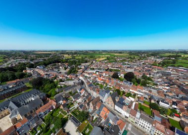 Arendonk, Antwerp, Belçika, 6 Ağustos 2024, nefes kesen hava manzarası yemyeşil manzaralar ve kristal berrak gökyüzü ile tamamlanmış resim gibi bir kasaba sergiliyor.