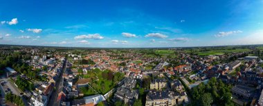 Arendonk, Antwerp, Belçika, 6 Ağustos 2024, göz kamaştırıcı bir hava manzarası. Etrafı yemyeşil, güzel yeşilliklerle çevrili canlı ve renkli bir kasaba.