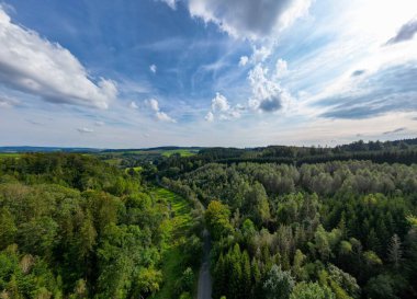 Belscher Aifel, Lengeler, Burg-Reuland, Liege, Belçika, 22 Eylül 2024, göz kamaştırıcı bir hava manzarası sergiliyor yukarıdaki büyüleyici canlı yeşilliği ve bulutlu gökyüzünü.