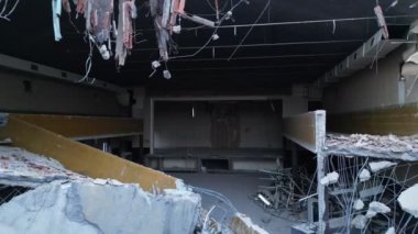 Yıkılan duvarları ve dağınık döküntüleriyle karakterize edilmiş terk edilmiş bir binanın ürkütücü ve ürkütücü görüntüsü.