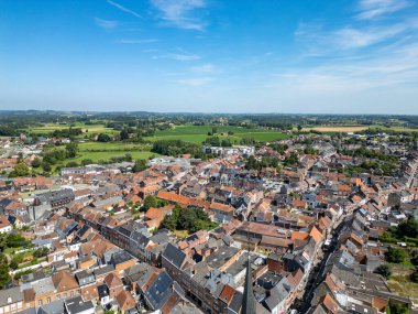 Enghien, Hainaut, Belçika, 6 Ağustos 2024, işte göz kamaştırıcı bir hava görüntüsü canlı yeşil manzaraların ortasındaki güzel bir kasaba.