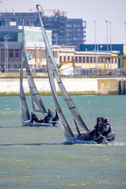 Ostend, Belçika, 6 Ekim 2024, sakin ve sakin suları olan nefes kesici bir liman sahnesinde heyecan verici bir yelkenli macerasının tadını çıkarıyorum.