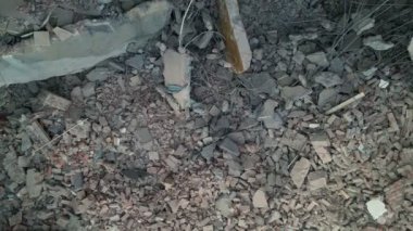 İnşaat ortamına saçılmış molozları ve enkazı gösteren detaylı bir yakın çekim görüntüsü.