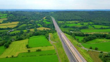 E42, A27 otoyolu, Liege Trier, Stavelot, Liege, Belçika, 30 Haziran 2024, geniş, canlı yeşil arazi ve araziler boyunca kıvrımlı bir otoyolu canlı gösteren çarpıcı bir hava görüntüsü.