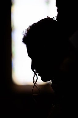 Derin düşüncelere dalmış bir siluet, içsel gözlem ve sükunet hissi uyandıran yumuşak bir ışıkla yakalandı.