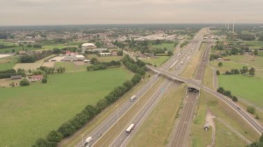 E19, Brecht, Antwerpen, Belçika, 15 Haziran 2024, nefes kesici bir hava manzarası yemyeşil alanlar ve çeşitli kentsel alanlarla iç içe geçmiş geniş bir otoyolu gösteriyor.