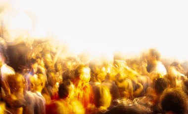 Canlı bir kalabalık, renkli ışıklarla aydınlanan ve heyecan ve enerjiyle dolu canlı bir etkinliğin tadını çıkarıyor.