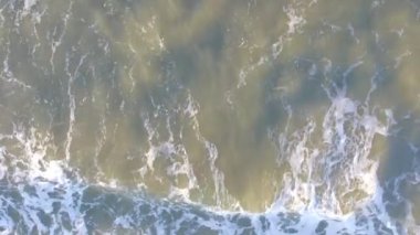 Bulanık sulardaki büyüleyici girdap kalıplarının havadan görünüşü, zarif sanatsal özellikler sergiliyor