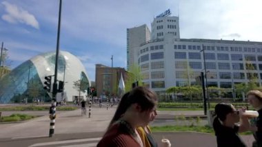 Breda, Hollanda, 28 Ağustos 2024, çarpıcı modern mimari sergilenen canlı ve canlı bir şehir manzarası, yayalar günlerinin tadını çıkarıyorlar.