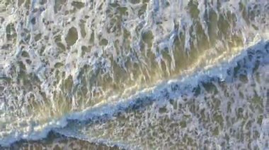 Bu büyüleyici ve nefes kesici hava manzarası dinamik okyanus dalgalarını ve karmaşık köpük desenlerini güzelce yakalar.