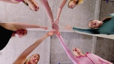 Altı hevesli bireyden oluşan bir grup takım çalışması, işbirliği ve destek için bir araya geliyor.