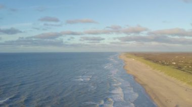 De Koog, Texel, Hollanda, 28 Ekim 2024 uçsuz bucaksız okyanusla birlikte huzurlu kıyı manzarasını güzel bir şekilde yakalayan nefes kesici bir hava görüntüsü.