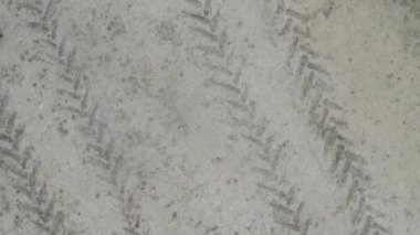 Bu resim, beton yüzeyde ayırt edilebilir lastik izleri gösteriyor, geride kalan benzersiz desenleri vurguluyor.