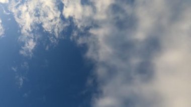 Yumuşak bulutlu parlak mavi gökyüzünün çarpıcı görüntüsü derin bir sükunet ve huzur hissi verir.