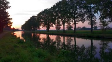 Gün batımındaki bu sakin kanal sahnesi muhteşem yansımaları ve göz alıcı renkleri sergiliyor.