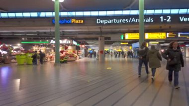 Schiphol Havaalanı, Amsterdam, Hollanda, 20 Aralık 2024, sayısız kalkış ve varış işaretinin bulunduğu canlı ve hareketli bir havaalanı.