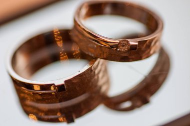 Karmaşık, karmaşık ve çarpıcı detaylarla hazırlanmış iki nikah yüzüğünün yakın plan çekimi.